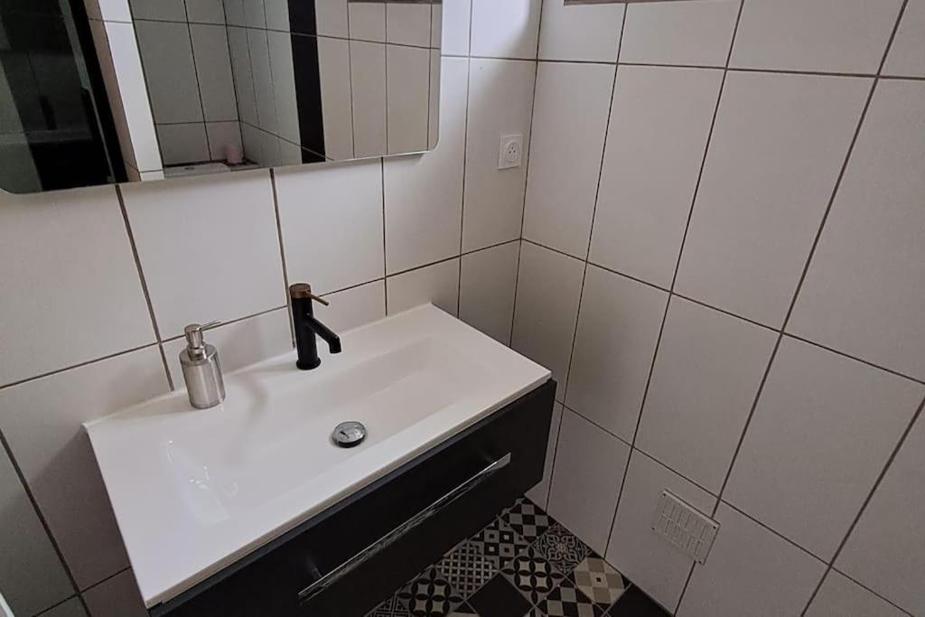Agreable T2 Classe 3 Etoiles, Refait A Neuf, Dans Quartier Calme روديه المظهر الخارجي الصورة